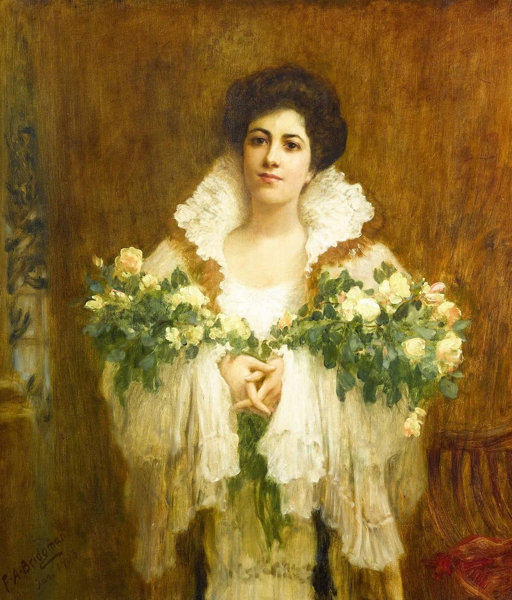 Una signora che tiene in mano dei mazzi di rose gialle